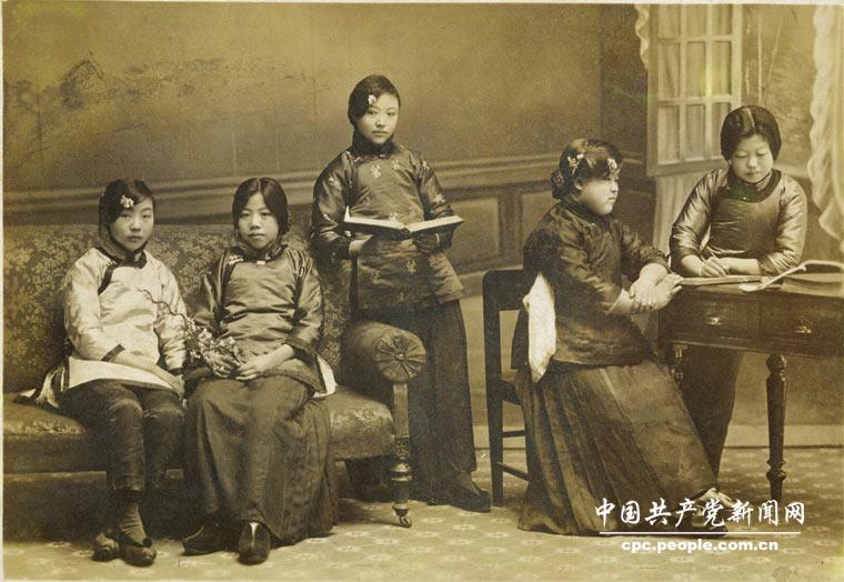 邓颖超（左二）与女师同学合影