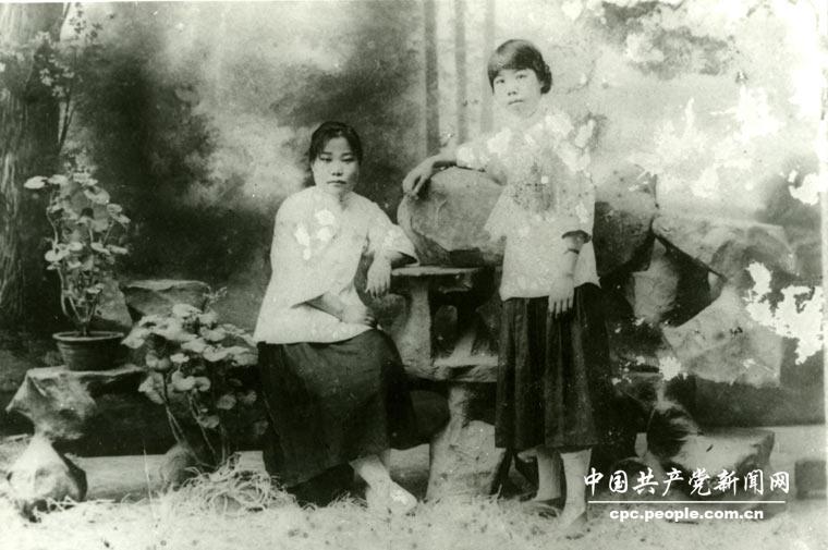 邓颖超与女师同学张淑文合影