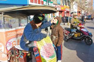 男子拴着自闭症孩子跑摩的养家 4年用断5根绳