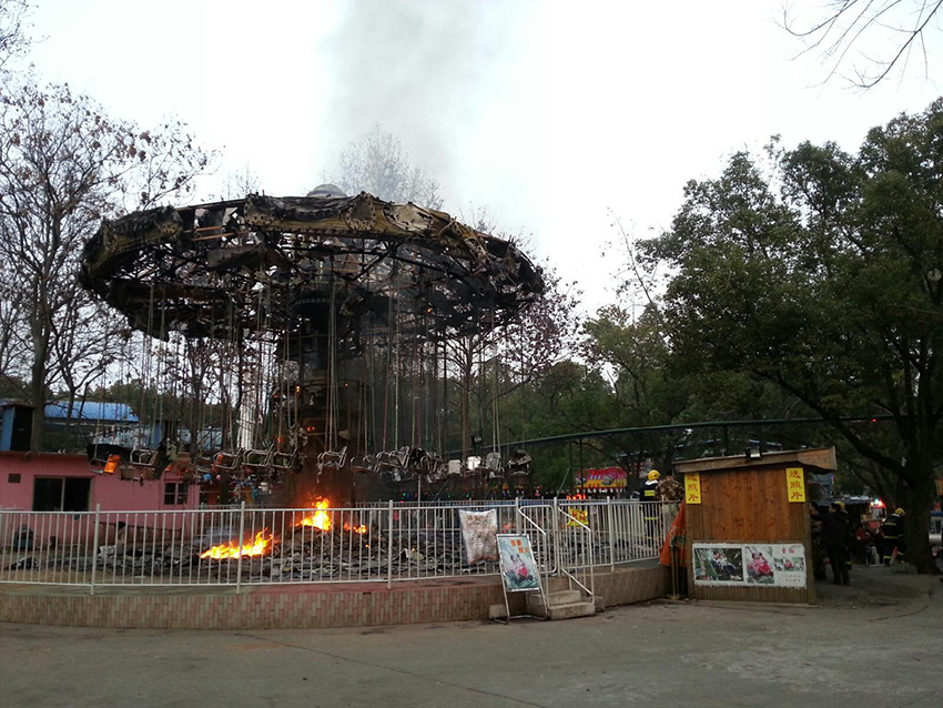 2月19日，湖南烈士公园事发现场。摇摆飞椅严重烧毁。