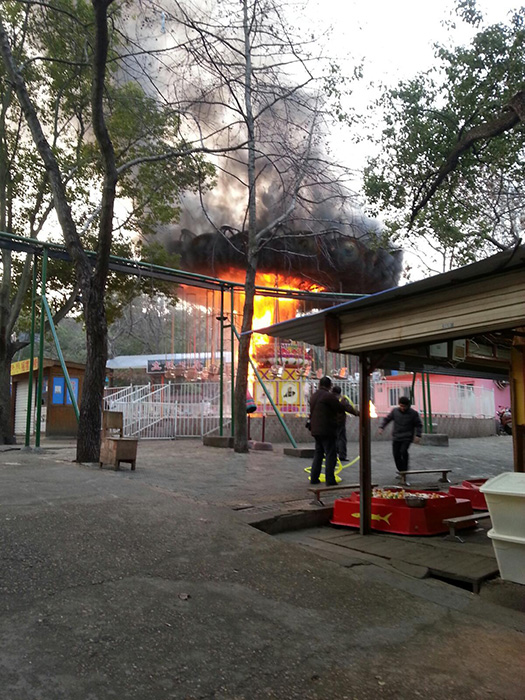 2月19日，湖南烈士公园事发现场。摇摆飞椅严重烧毁。