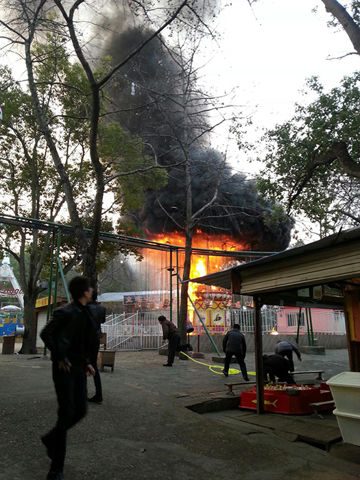 2月19日，湖南烈士公园事发现场。摇摆飞椅严重烧毁。