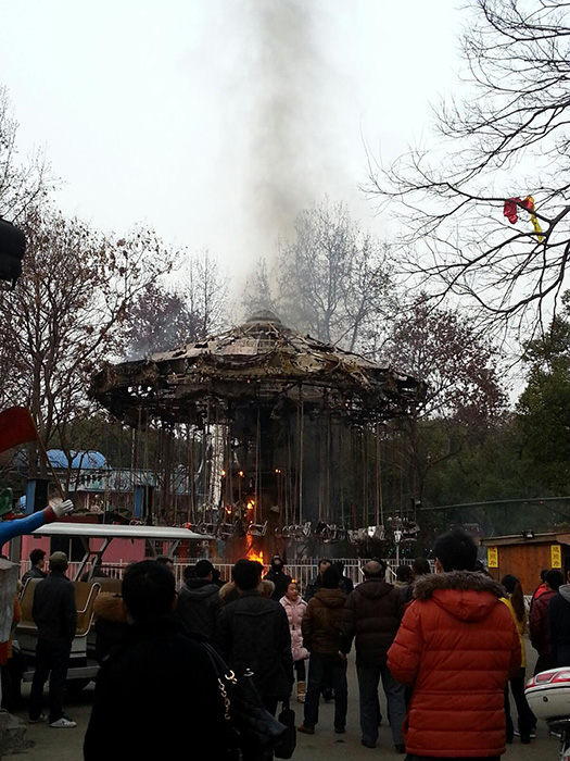 2月19日，湖南烈士公园事发现场。摇摆飞椅严重烧毁。