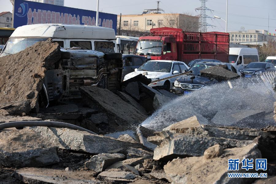 #（社会）（3）武汉一道路地下疑似发生沼气爆炸