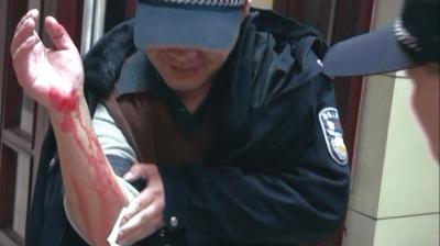 北京站售票厅内精神异常男子刀扎民警(图)