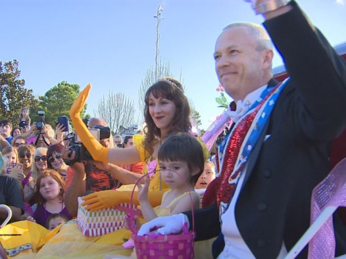 患癌女孩梦想当公主美国小镇千人助其圆梦（图）