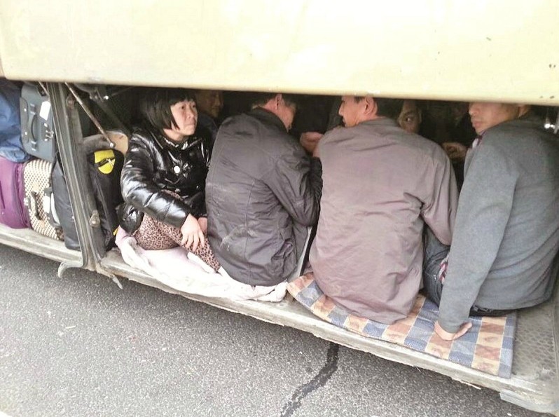 高速交警截停超载大客车 行李舱内竟然藏了11人