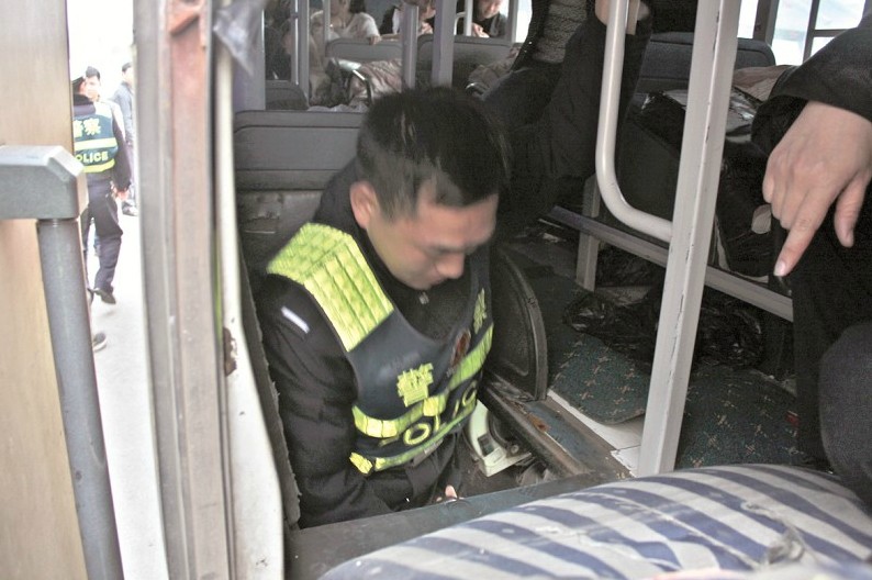 高速交警截停超载大客车 行李舱内竟然藏了11人