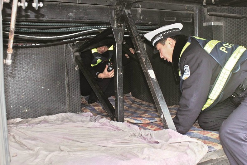 高速交警截停超载大客车 行李舱内竟然藏了11人