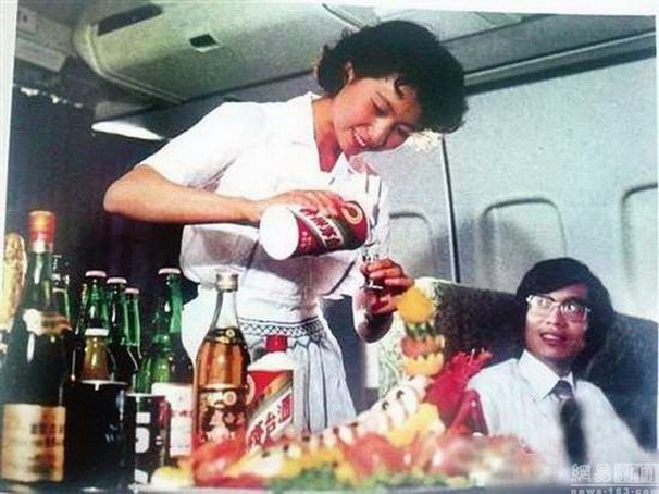 82年乘机老照片：乘客免费喝茅台