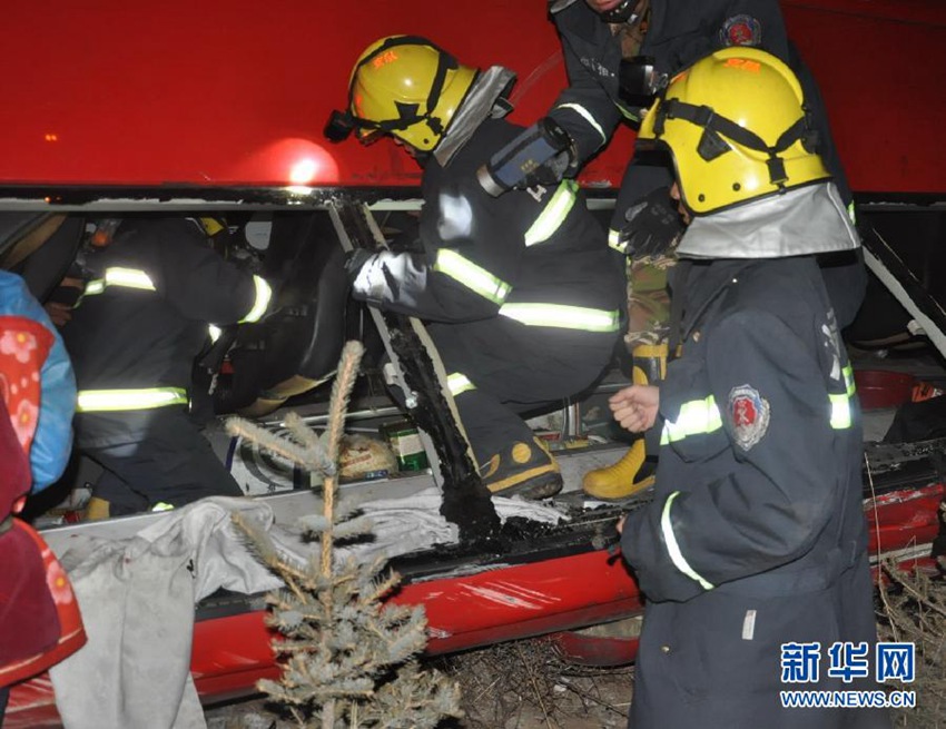  3月3日，甘南州消防支队救援人员在现场施救。当日1时20分许，一辆由云南省驶往兰州市皋兰县的大客车，在途经国道213线甘南藏族自治州合作市卡加乡依毛村附近时驶出路外，车辆侧翻，当场导致车上8名乘客死亡，2人送医院途中死亡，4人重伤，车辆损毁。目前，受伤人员已全部送往医院进行救治，甘肃省公安厅交警总队已派出调查组赶往现场，事故具体原因正在调查中。 新华社发