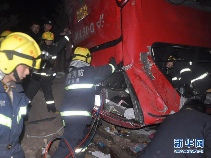   3月3日，甘南州消防支队救援人员在现场施救。当日1时20分许，一辆由云南省驶往兰州市皋兰县的大客车，在途经国道213线甘南藏族自治州合作市卡加乡依毛村附近时驶出路外，车辆侧翻，当场导致车上8名乘客死亡，2人送医院途中死亡，4人重伤，车辆损毁。目前，受伤人员已全部送往医院进行救治，甘肃省公安厅交警总队已派出调查组赶往现场，事故具体原因正在调查中。 新华社发