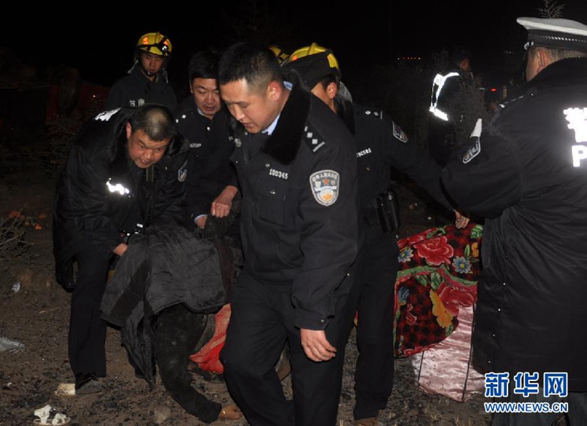  3月3日，救援人员在现场运送伤员。当日1时20分许，一辆由云南省驶往兰州市皋兰县的大客车，在途经国道213线甘南藏族自治州合作市卡加乡依毛村附近时驶出路外，车辆侧翻，当场导致车上8名乘客死亡，2人送医院途中死亡，4人重伤，车辆损毁。目前，受伤人员已全部送往医院进行救治，甘肃省公安厅交警总队已派出调查组赶往现场，事故具体原因正在调查中。 新华社发