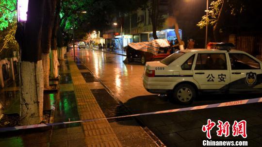 图为警方正在对案发路段进行封锁调查。　李果　摄src=