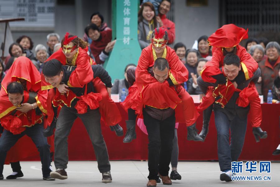 #（社会）（1）背媳妇 庆“三八”