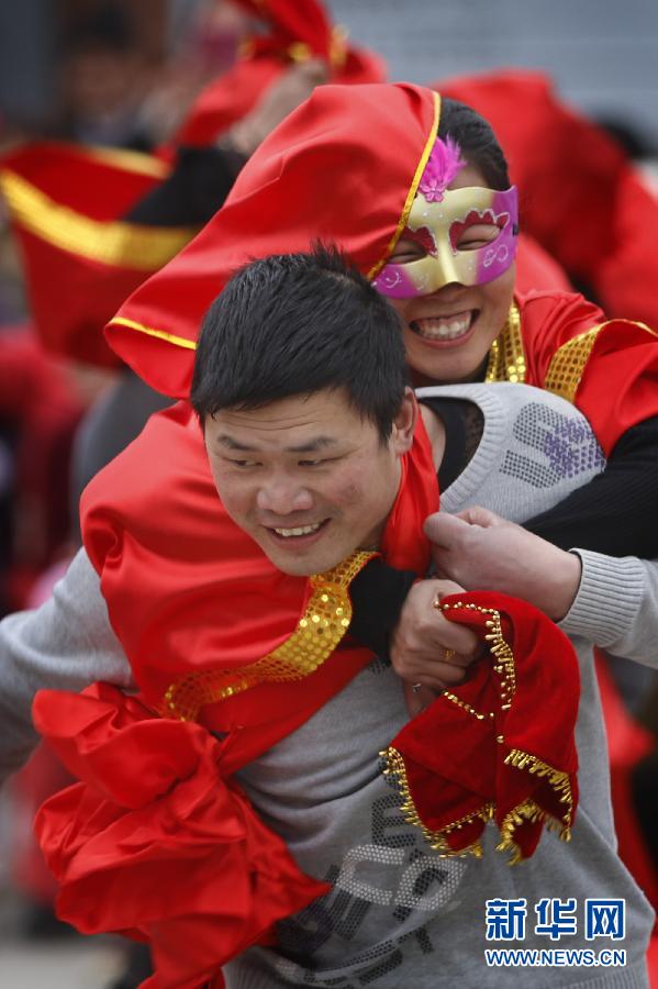 #（社会）（2）背媳妇 庆“三八”