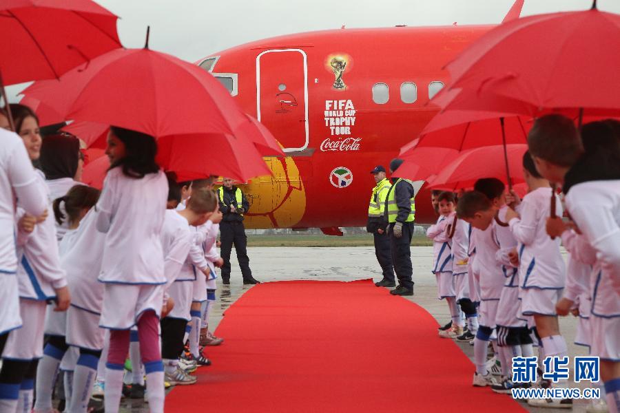 （体育）（2）足球——世界杯：“大力神杯”抵达萨拉热窝