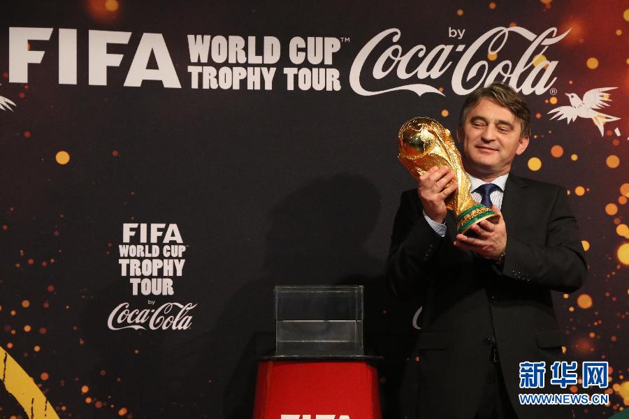 （体育）（1）足球——世界杯：“大力神杯”抵达萨拉热窝