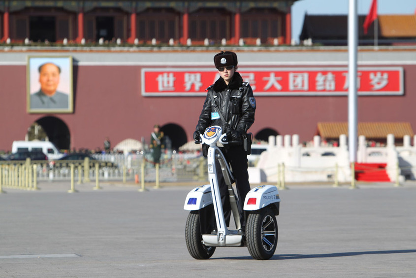 全面出击 两会安保最酷特警车上阵