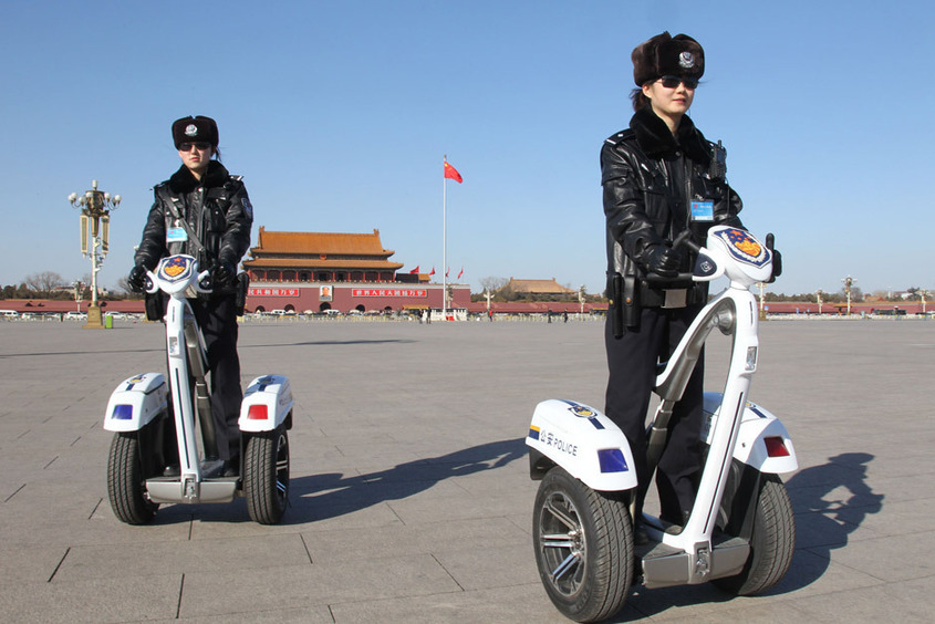 全面出击 两会安保最酷特警车上阵