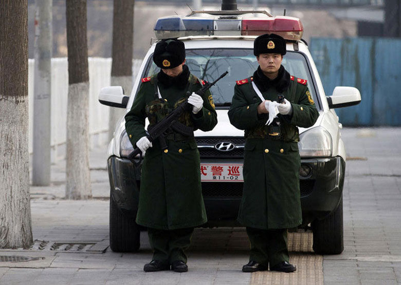 全面出击 两会安保最酷特警车上阵