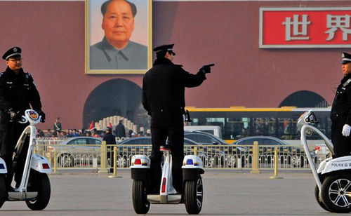 全面出击 两会安保最酷特警车上阵