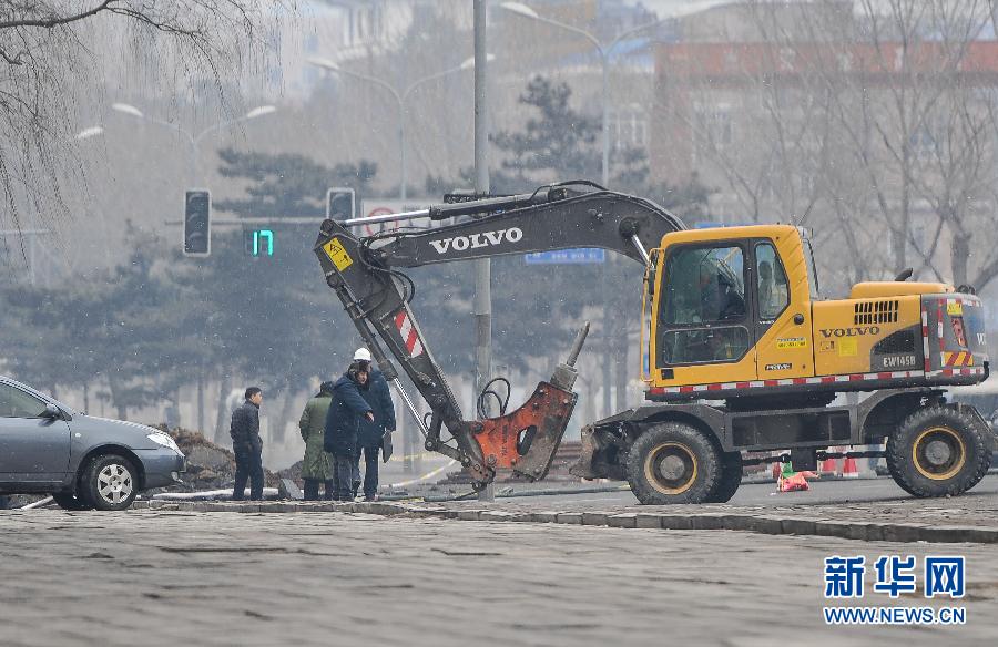 （突发事件）（1）长春胜利公园门前发生路面塌陷和燃气泄漏