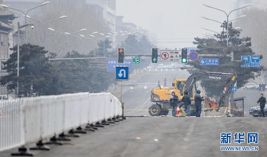 （突发事件）（2）长春胜利公园门前发生路面塌陷和燃气泄漏