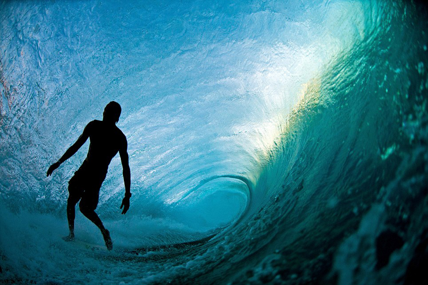 美摄影师冒险拍世界最大海浪 炫彩巨浪汹涌来袭