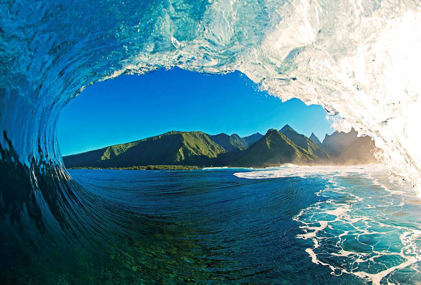 美摄影师冒险拍世界最大海浪 炫彩巨浪汹涌来袭
