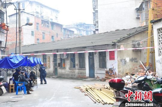 图为地陷事发点仍拉有警戒线 周潇男 摄