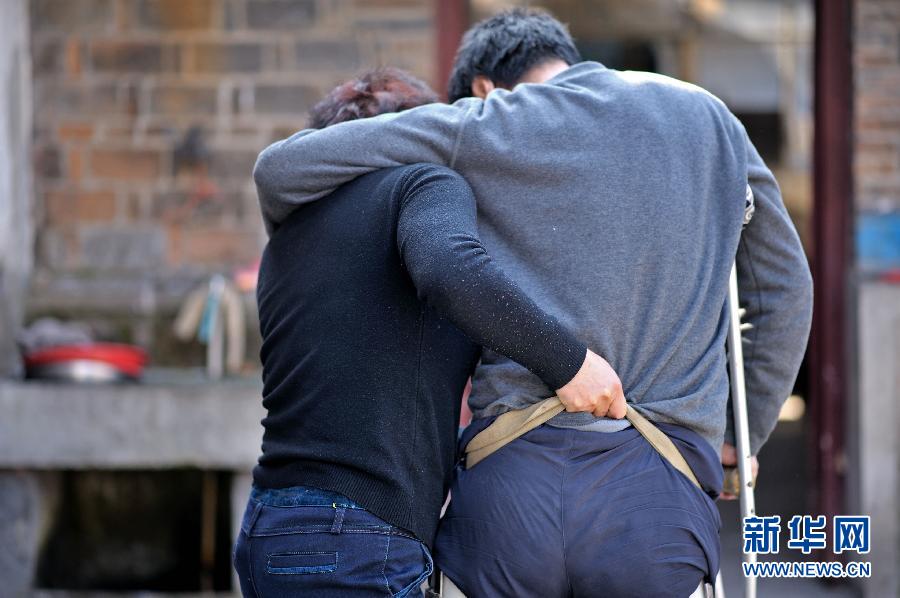 （社会）（2）一个妻子的不离不弃 