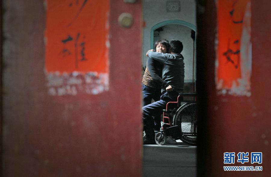 （社会）（4）一个妻子的不离不弃 