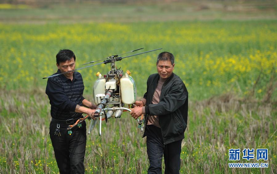 （社会）（2）花甲老农造飞机 组建“农业飞虎队”