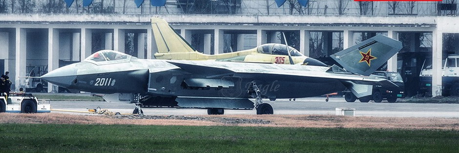 歼20战机再曝新照：弹舱全开 霸气尽显