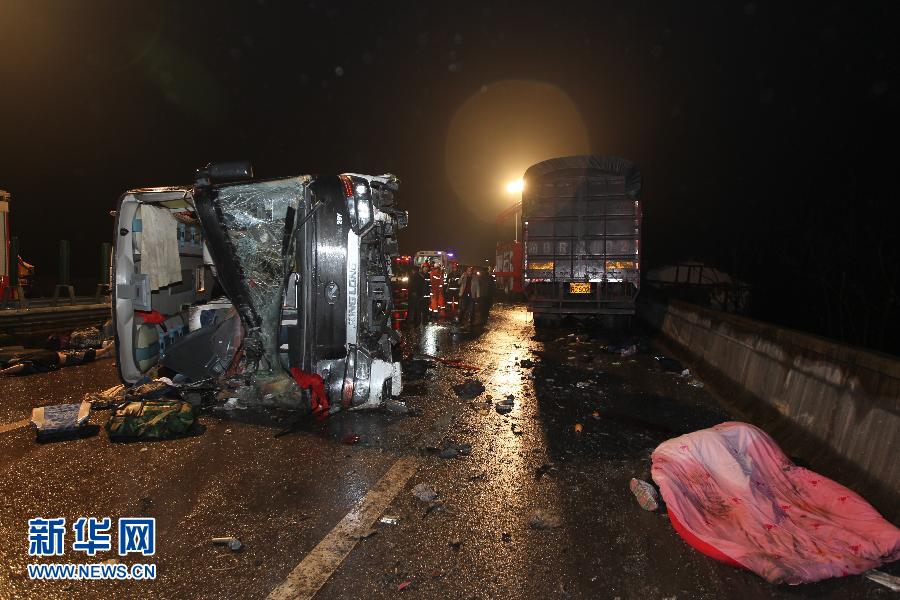 （新华直击）（1）重庆黔江发生一起交通事故已致15人死亡