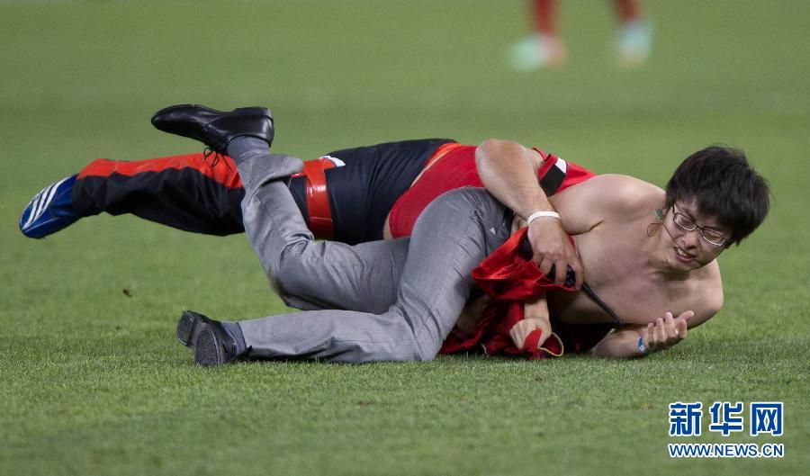 （体育）（1）足球——亚冠：球迷闯进球场