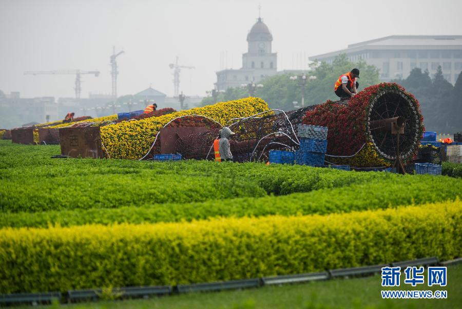 （社会）（1）天安门广场“五一”花坛效果初显