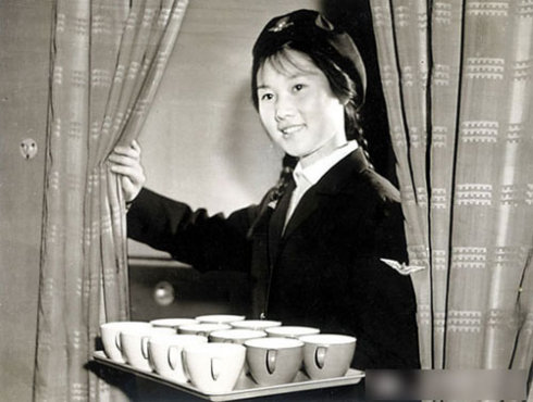 中国第一批空姐什么样