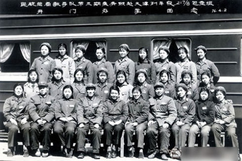 中国第一批空姐什么样