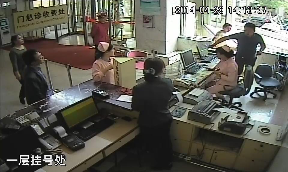 男子陪妻产检因挂号插队被拒 怒打医护人员