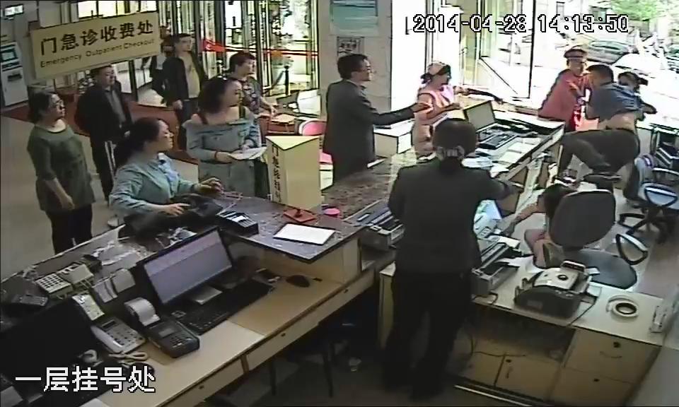 男子陪妻产检因挂号插队被拒 怒打医护人员