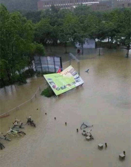 珠海暴雨后大学生在浸水教室中考试