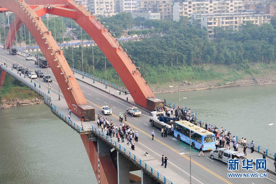 （突发事件）（4）宜宾市区一公交车燃烧  1人死亡20余人受伤