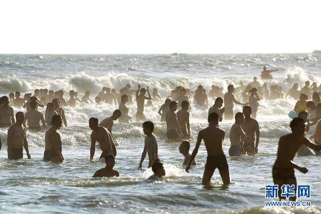 （晚报）（1）北海银滩初夏旅游火爆