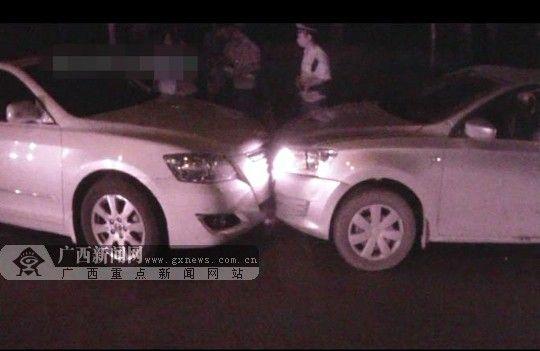 男子隐婚与女子交往 妻子与小三开车互撞