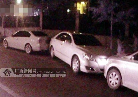 男子隐婚与女子交往 妻子与小三开车互撞