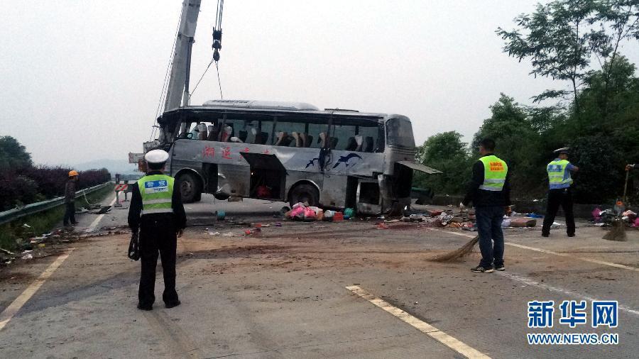 5月18日拍摄的沪昆高速湖南境内一起车祸事故现场（手机拍摄）。