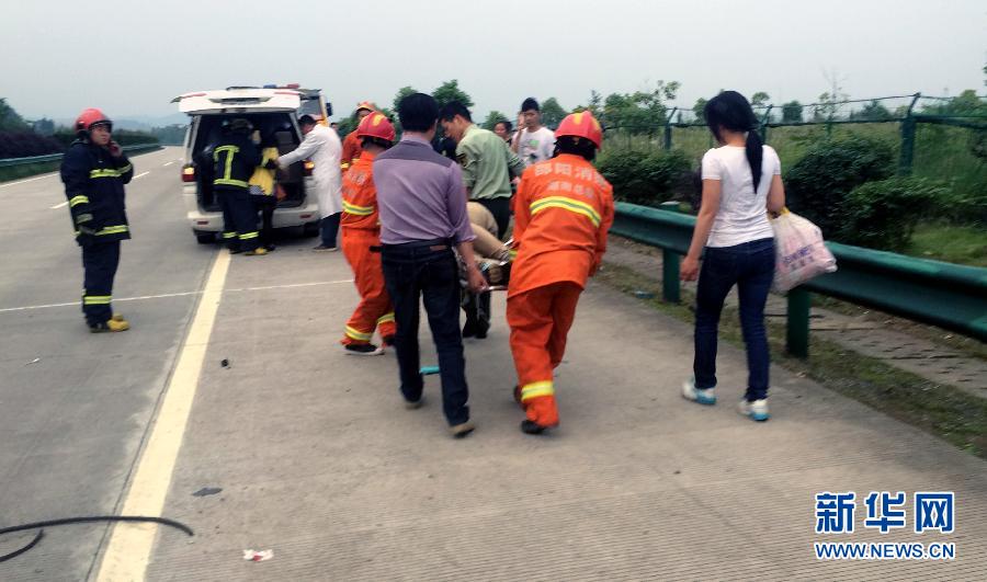 5月18日，消防人员在沪昆高速湖南境内车祸现场施救（手机拍摄）。新华社发