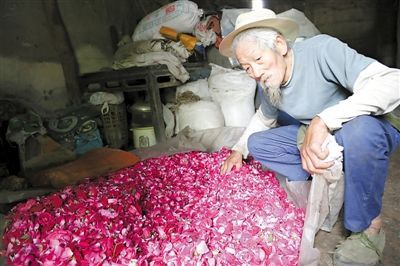 9旬老翁靠卖玫瑰花养活8孩子 笑称爱花胜于老伴